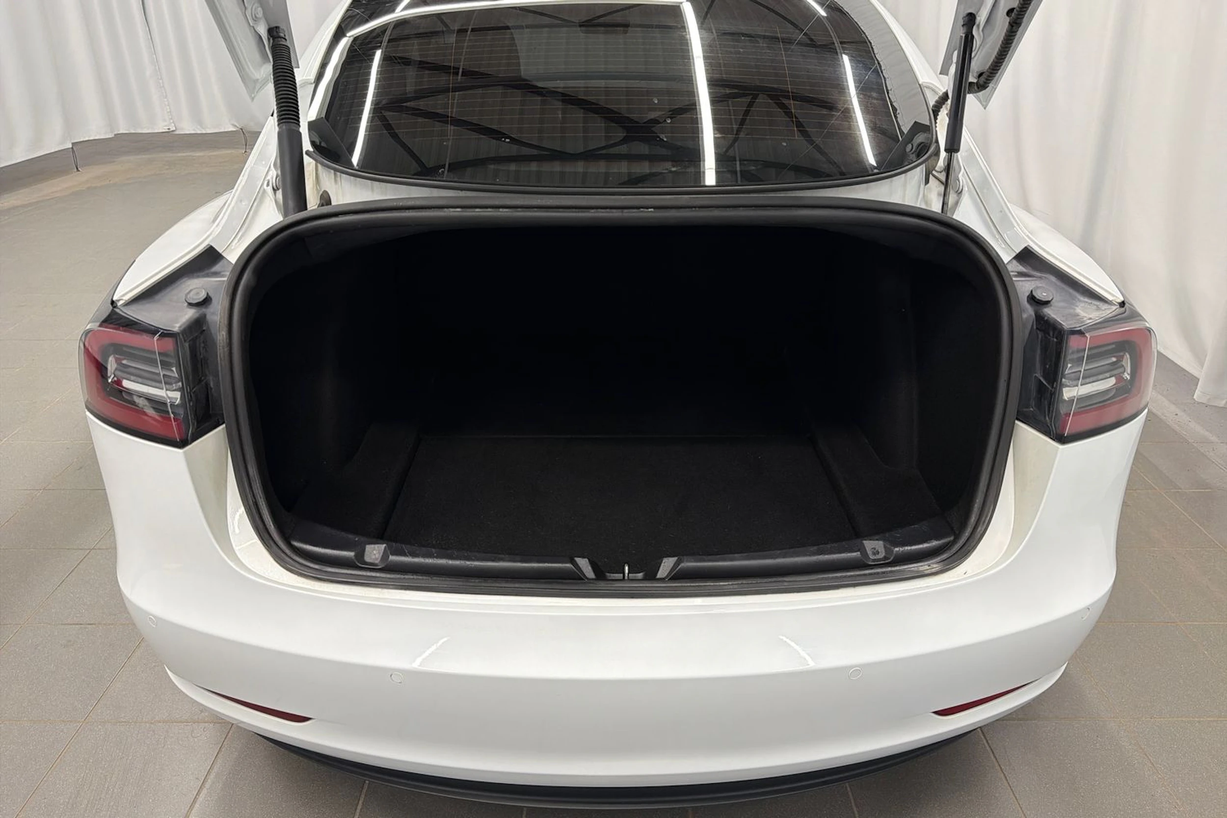 valkoinen Tesla Model 3 2021 kuva 17.