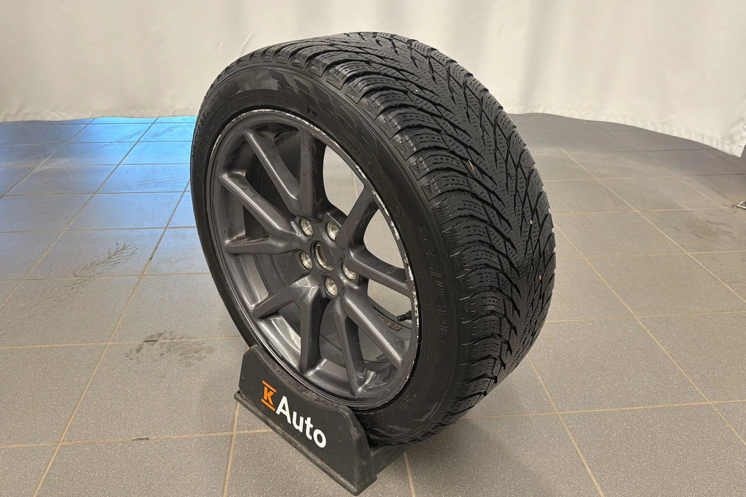 valkoinen Tesla Model 3 2021 kuva 18.