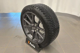 valkoinen Tesla Model 3 2021 kuva 18.