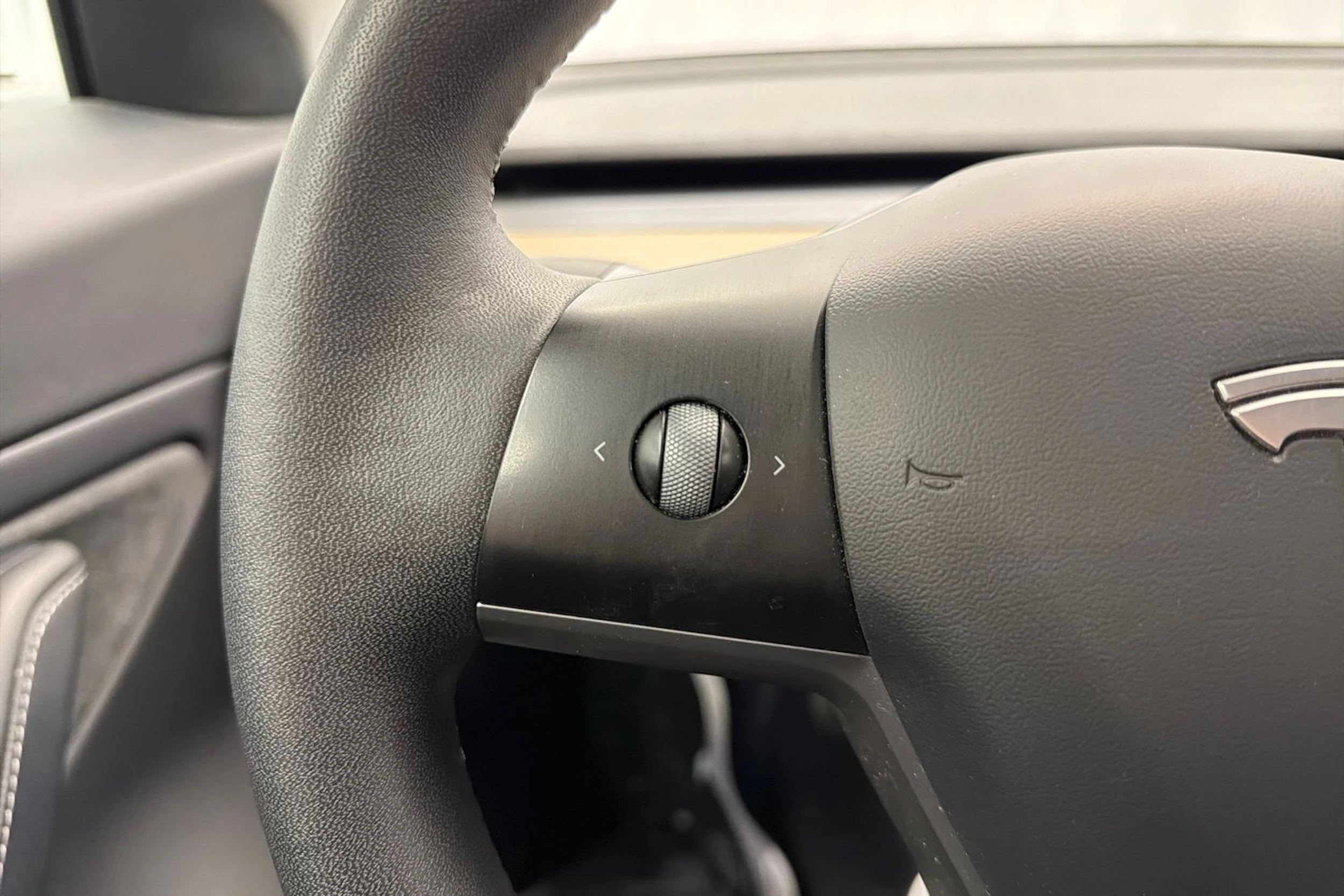 valkoinen Tesla Model 3 2021 kuva 19.
