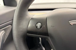 valkoinen Tesla Model 3 2021 kuva 19.