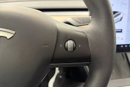 valkoinen Tesla Model 3 2021 kuva 20.