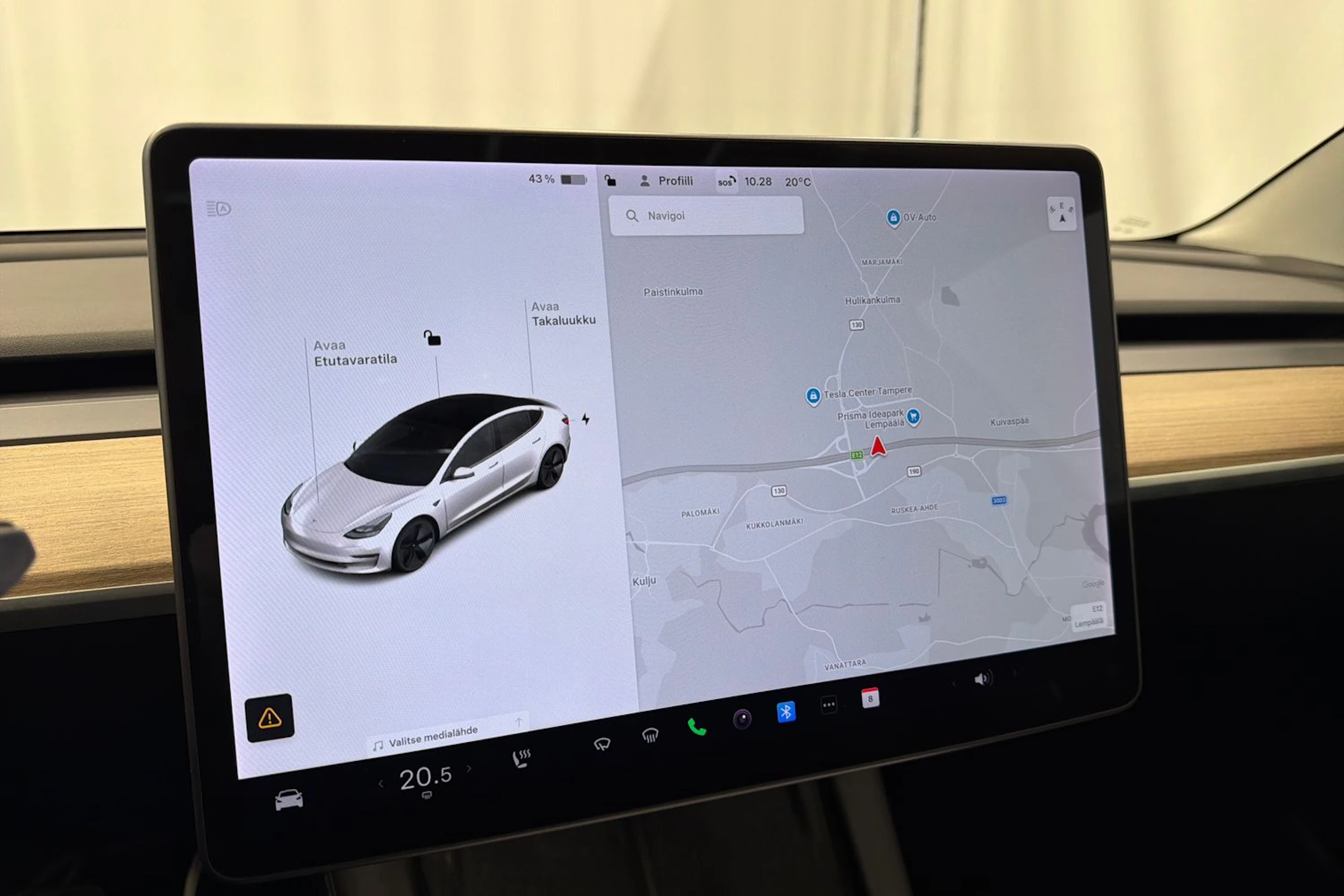 valkoinen Tesla Model 3 2021 kuva 21.