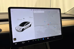 valkoinen Tesla Model 3 2021 kuva 21.