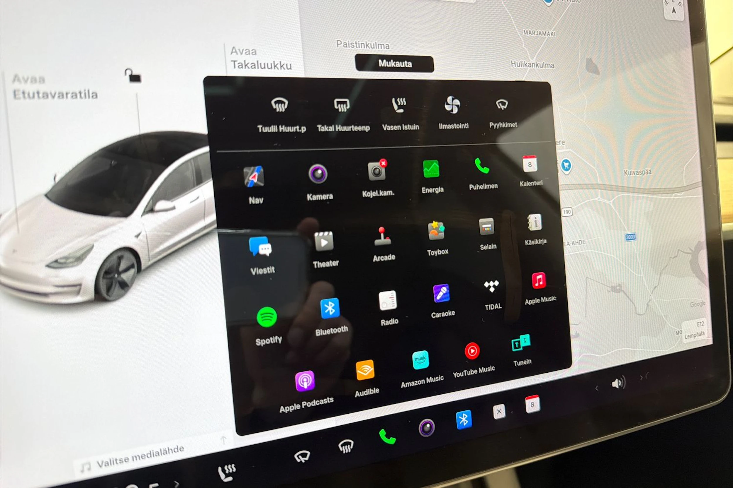 valkoinen Tesla Model 3 2021 kuva 22.