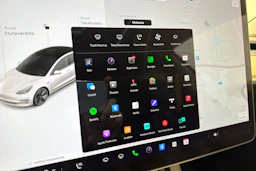 valkoinen Tesla Model 3 2021 kuva 22.
