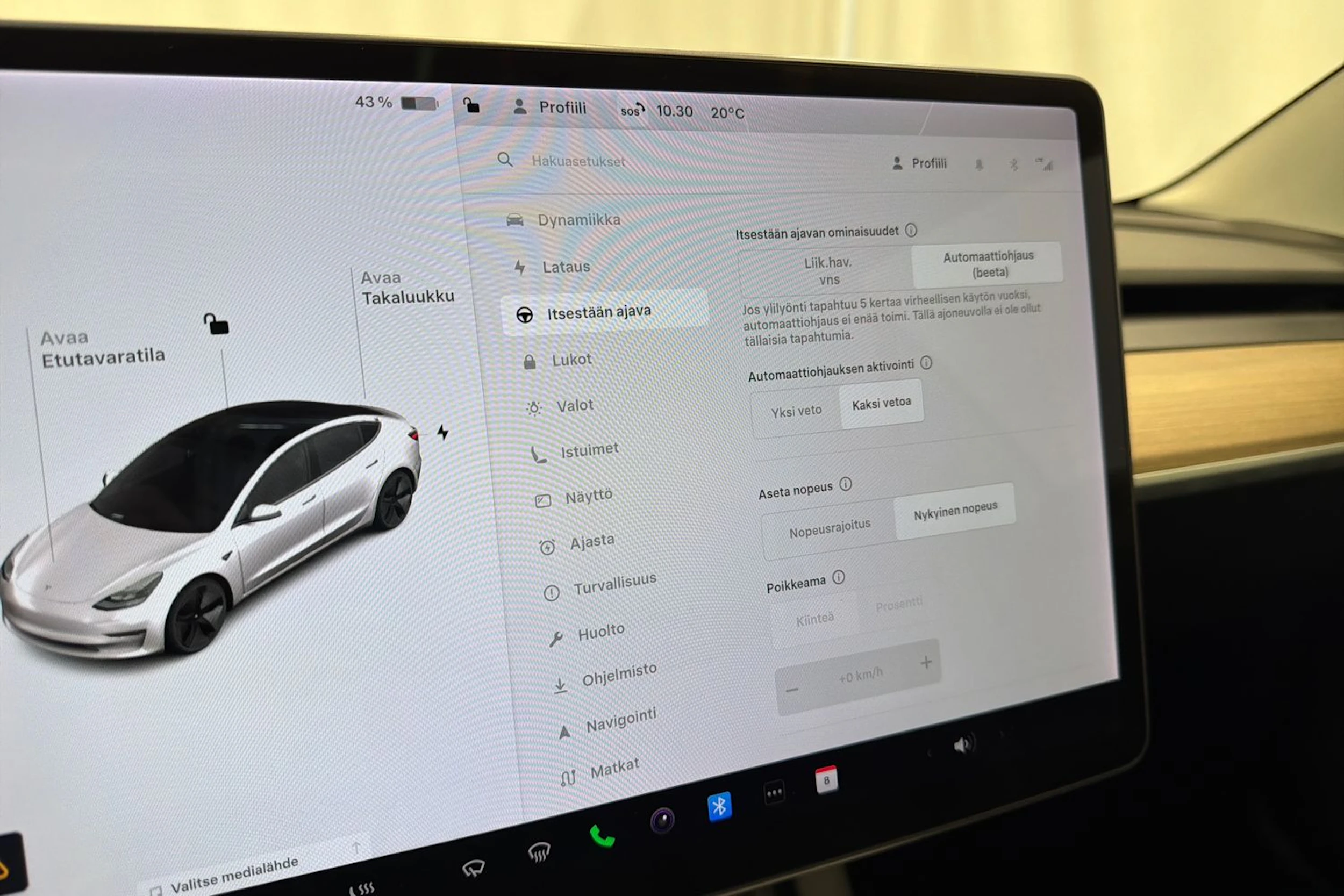 valkoinen Tesla Model 3 2021 kuva 25.
