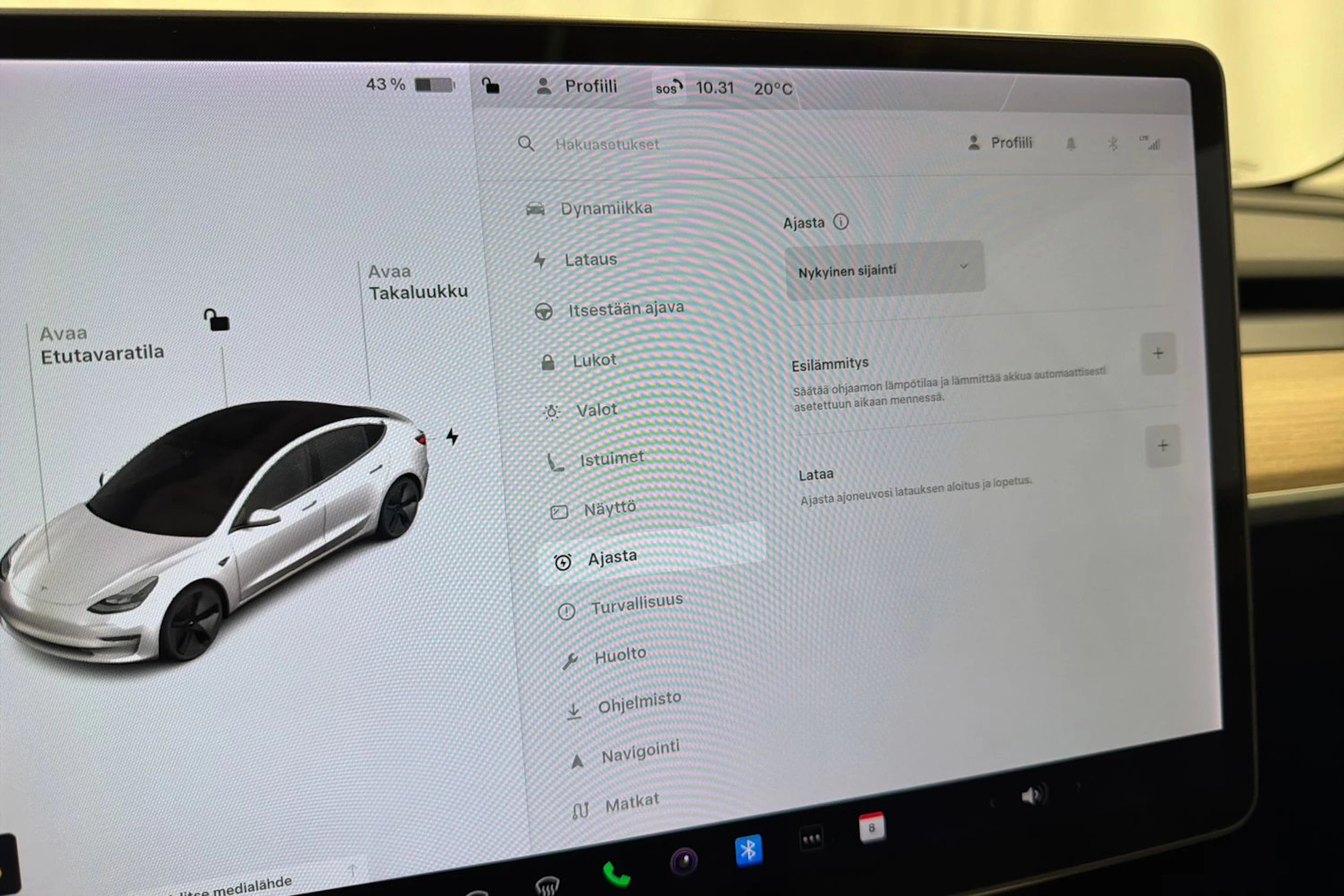 valkoinen Tesla Model 3 2021 kuva 26.