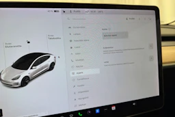 valkoinen Tesla Model 3 2021 kuva 26.