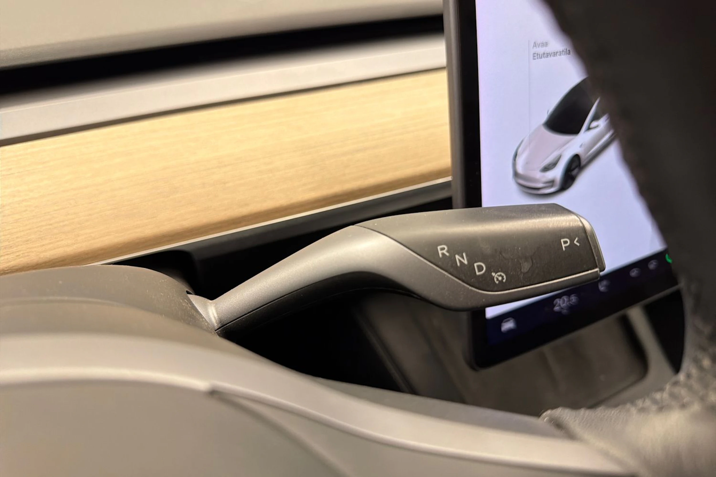 valkoinen Tesla Model 3 2021 kuva 27.