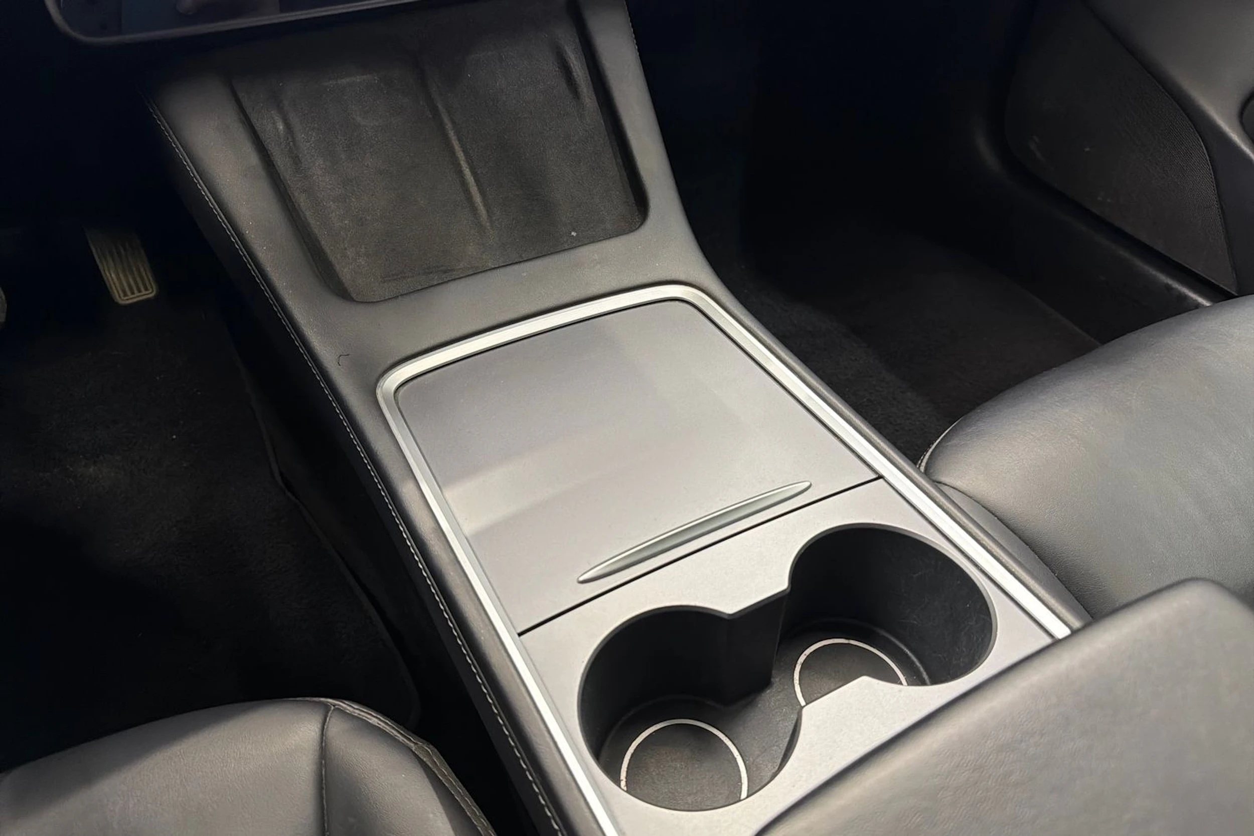 valkoinen Tesla Model 3 2021 kuva 28.