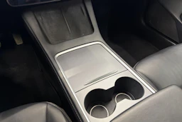 valkoinen Tesla Model 3 2021 kuva 28.