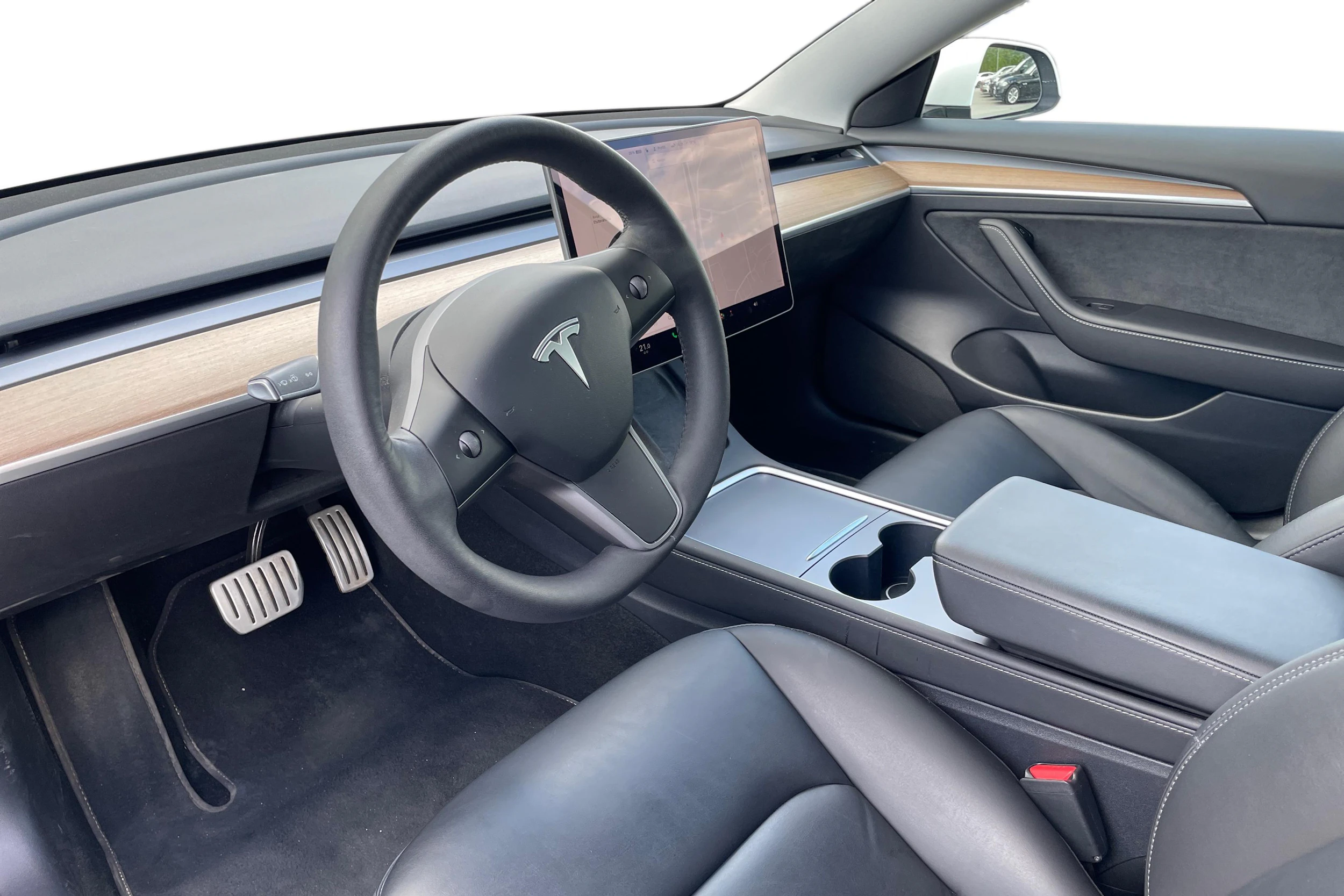 valkoinen Tesla Model 3 2021 kuva 3.