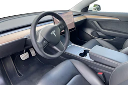 valkoinen Tesla Model 3 2021 kuva 3.