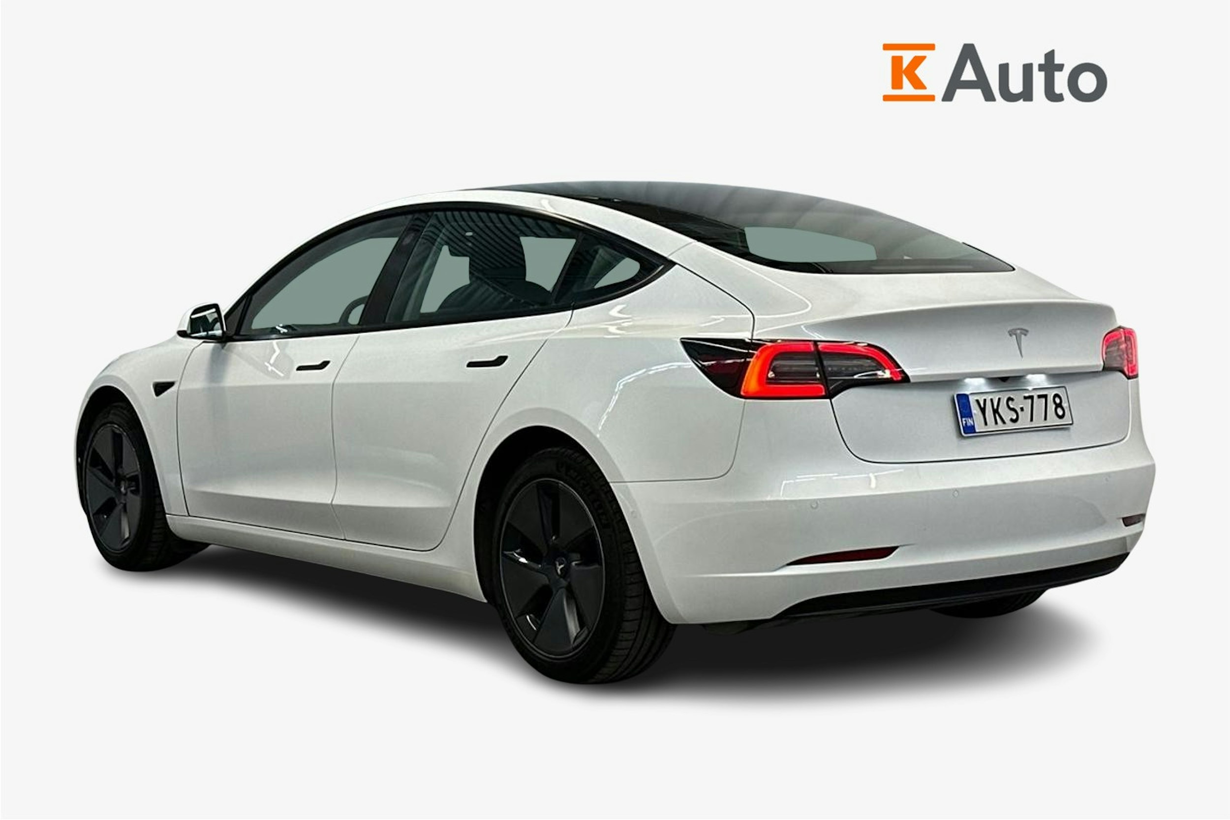 valkoinen Tesla Model 3 2021 kuva 2.