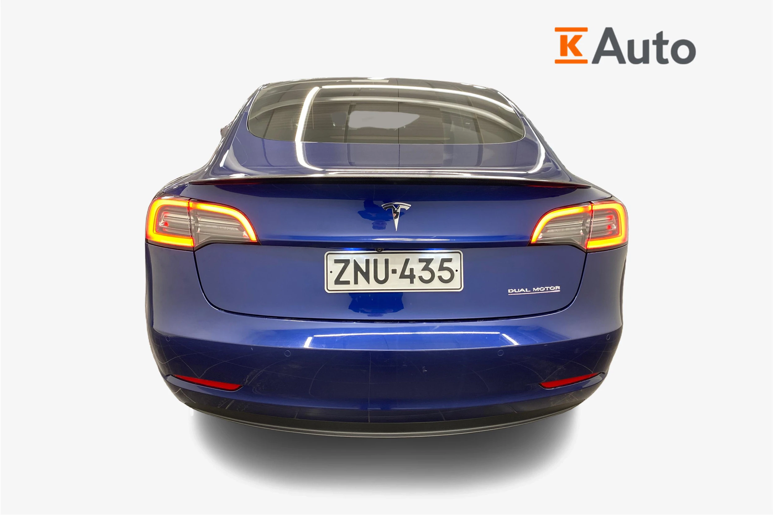 sininen Tesla Model 3 2021 kuva 3.