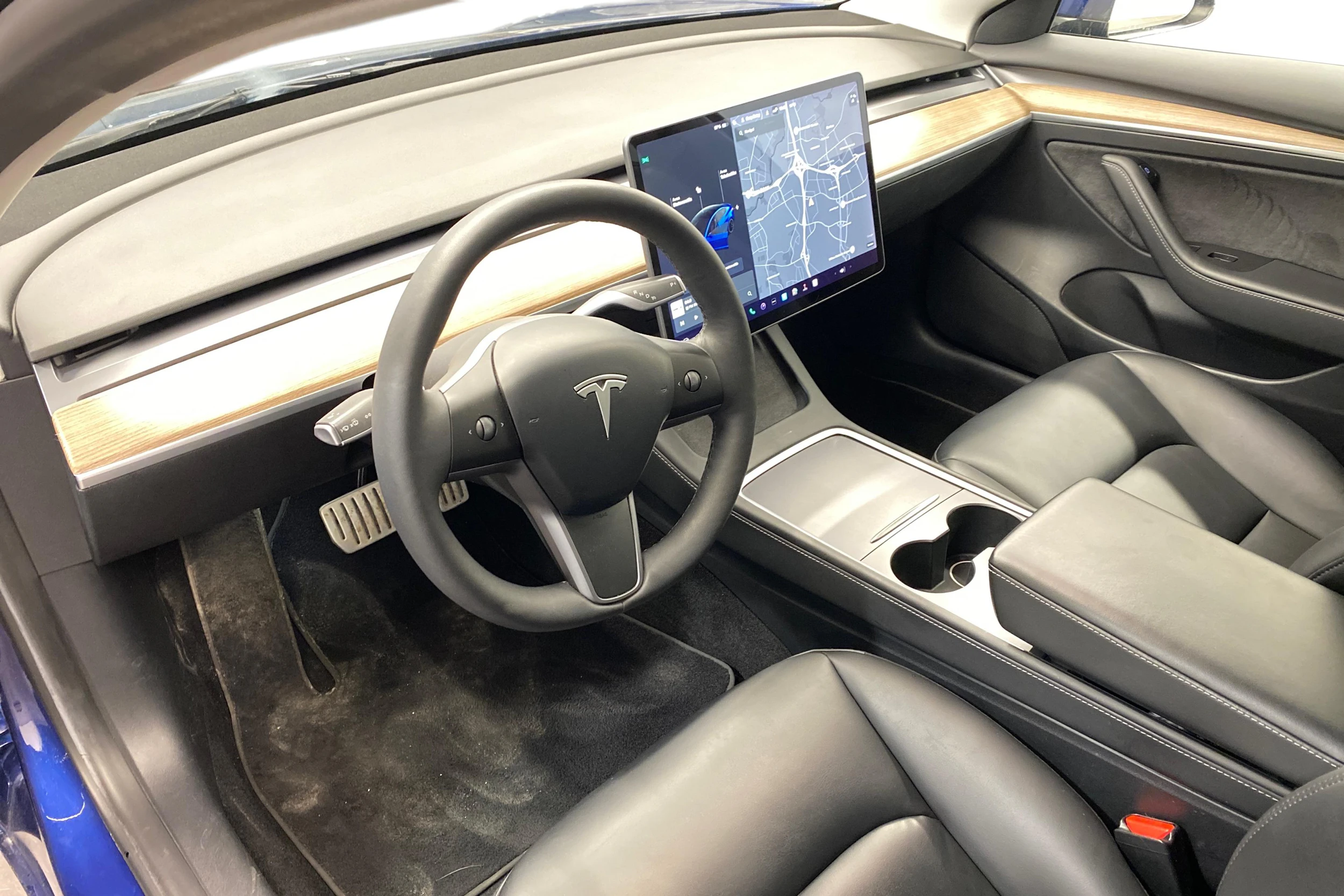 sininen Tesla Model 3 2021 kuva 6.