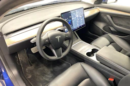 sininen Tesla Model 3 2021 kuva 6.