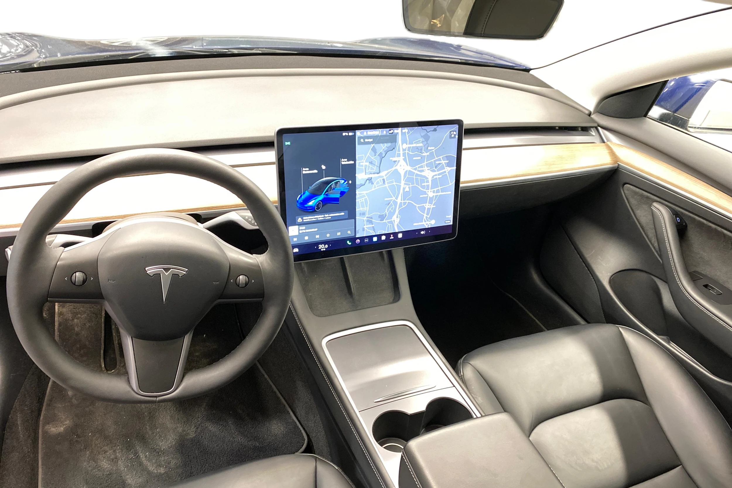 sininen Tesla Model 3 2021 kuva 7.