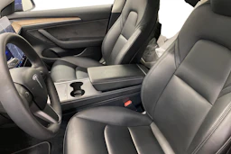 sininen Tesla Model 3 2021 kuva 8.