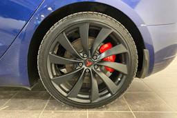 sininen Tesla Model 3 2021 kuva 10.
