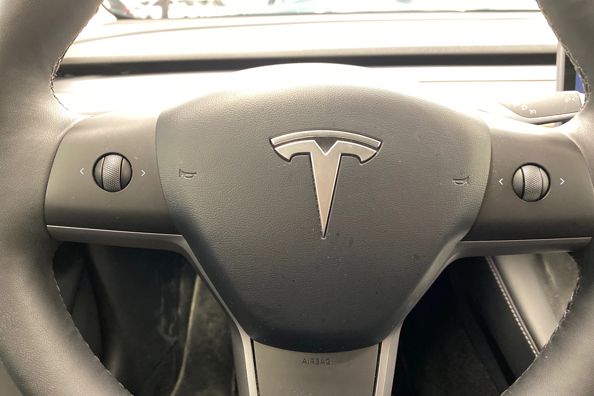 sininen Tesla Model 3 2021 kuva 11.