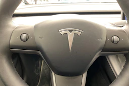 sininen Tesla Model 3 2021 kuva 11.