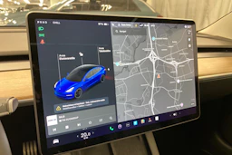 sininen Tesla Model 3 2021 kuva 12.