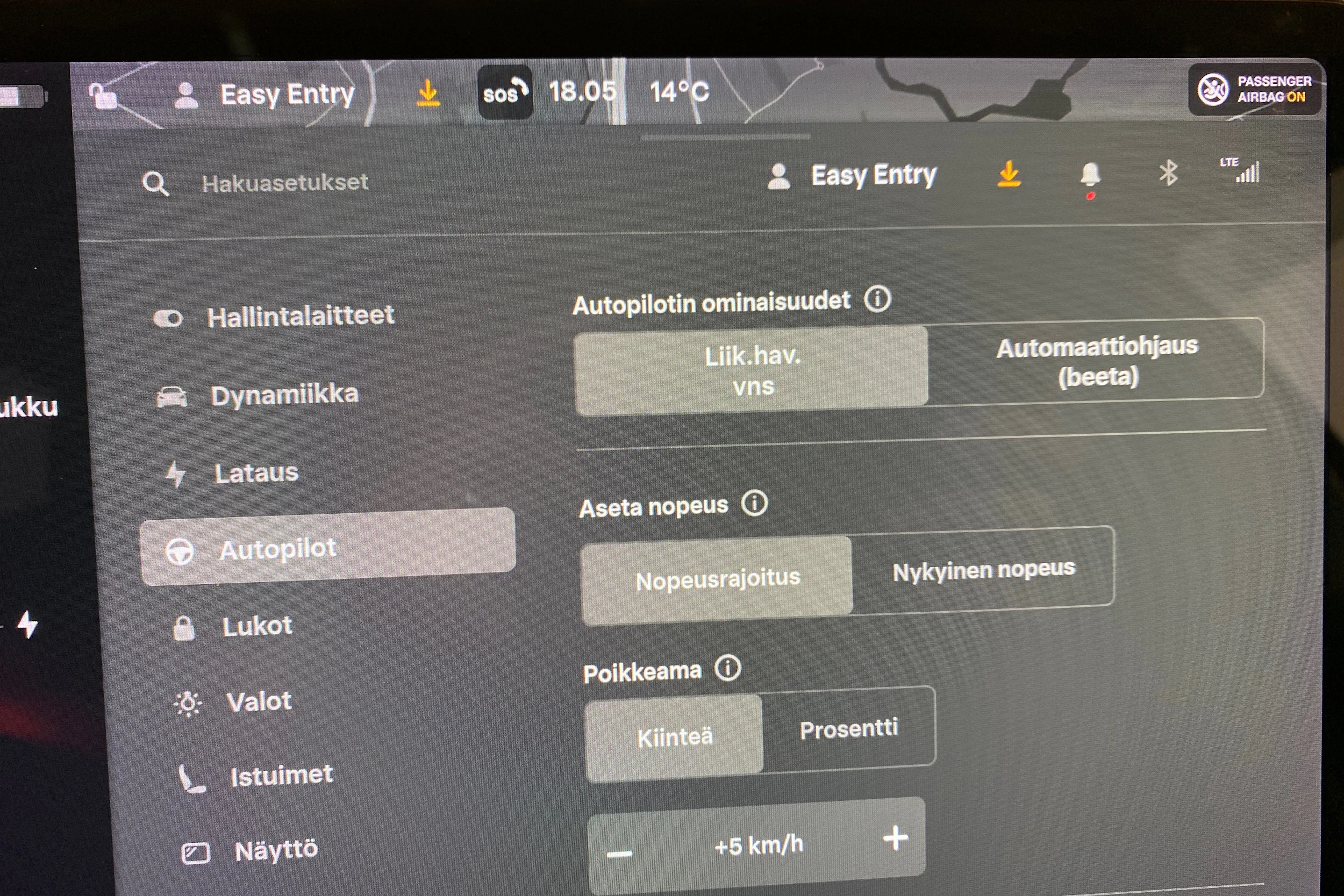 sininen Tesla Model 3 2021 kuva 13.