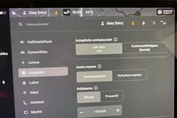 sininen Tesla Model 3 2021 kuva 13.