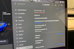 sininen Tesla Model 3 2021 kuva 14.