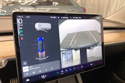 sininen Tesla Model 3 2021 kuva 15.