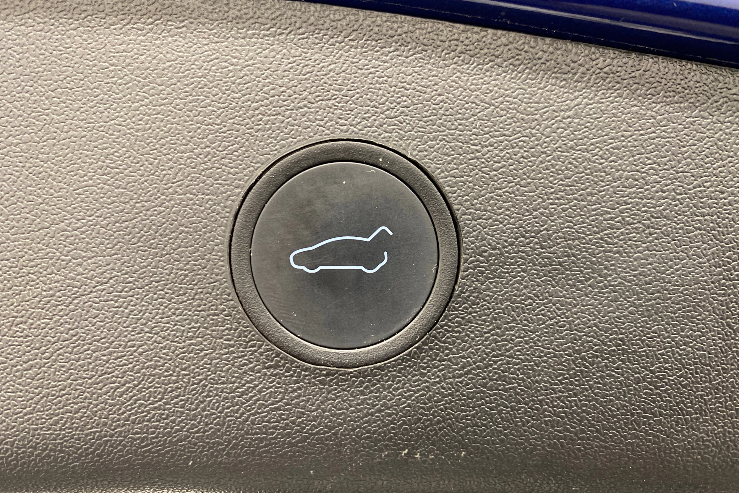 sininen Tesla Model 3 2021 kuva 16.