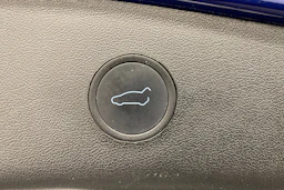 sininen Tesla Model 3 2021 kuva 16.