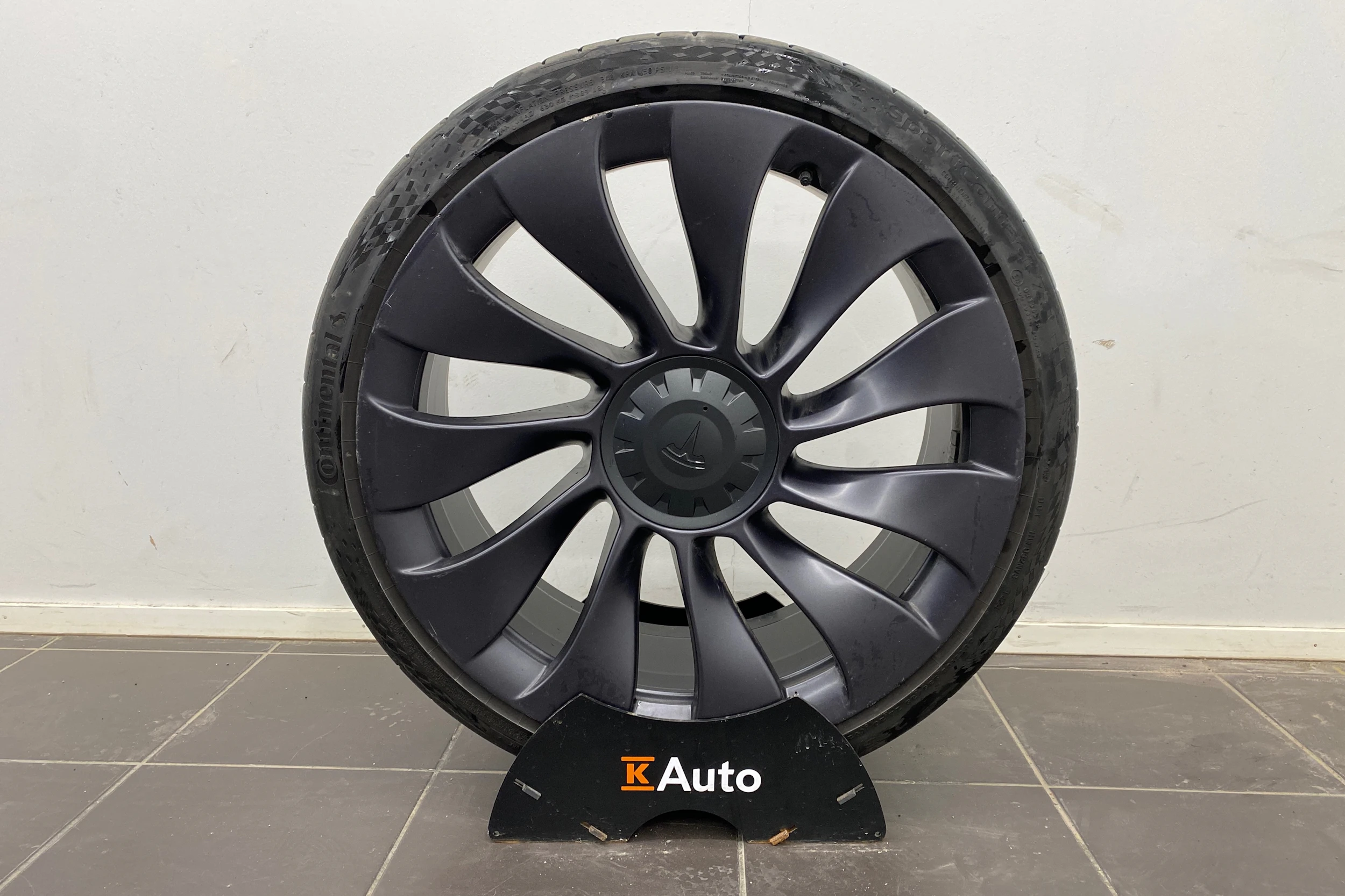 sininen Tesla Model 3 2021 kuva 17.