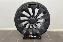 sininen Tesla Model 3 2021 kuva 17.