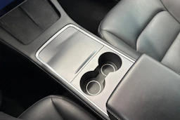 sininen Tesla Model 3 2021 kuva 22.