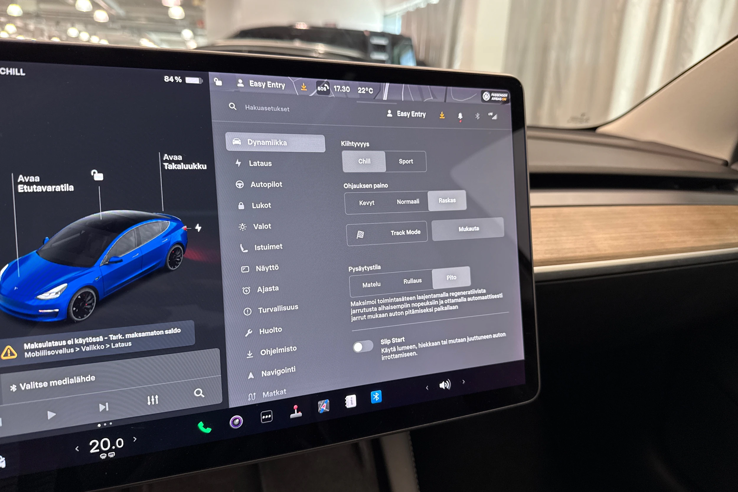 sininen Tesla Model 3 2021 kuva 24.