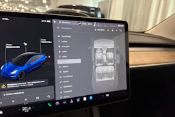 sininen Tesla Model 3 2021 kuva 25.