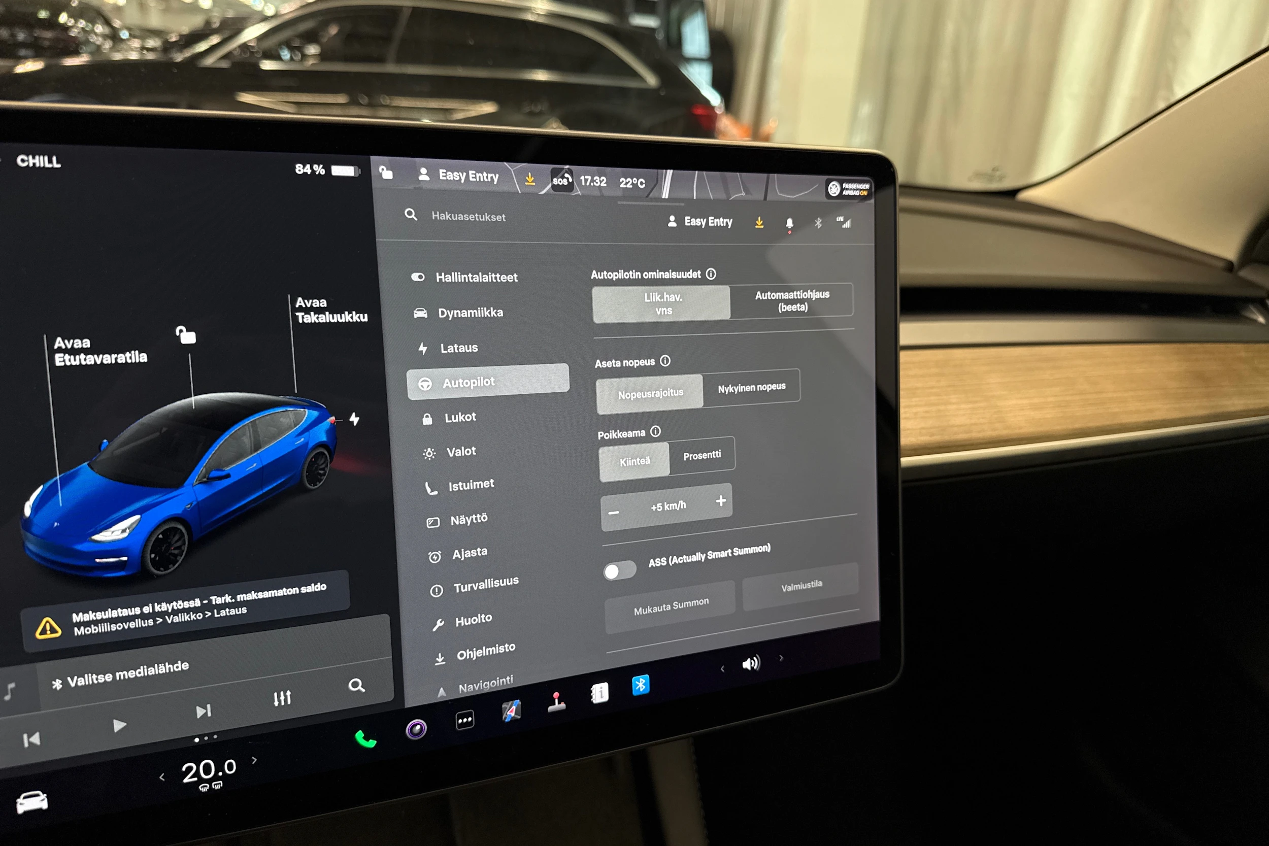 sininen Tesla Model 3 2021 kuva 28.