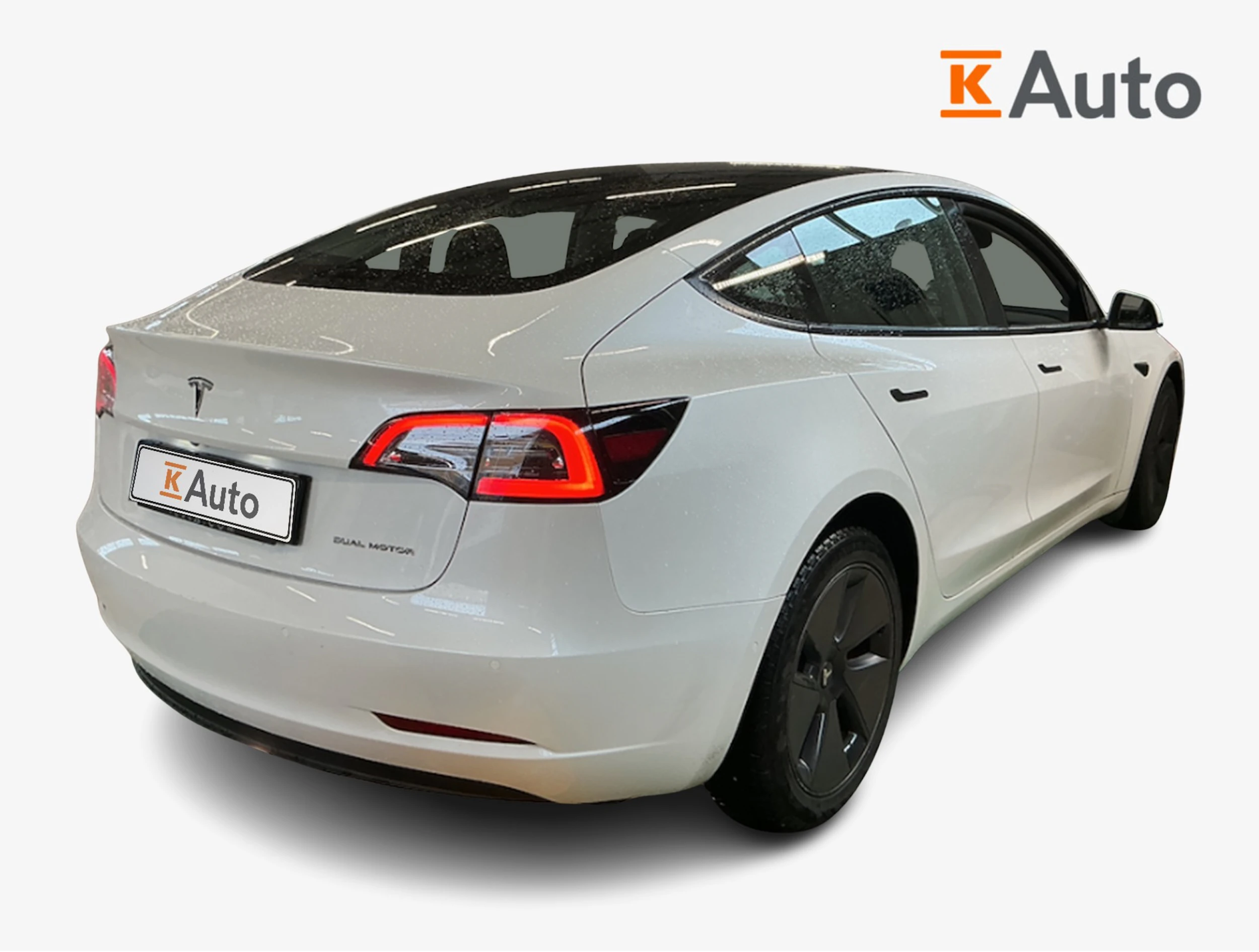 valkoinen Tesla Model 3 2022 kuva 2.