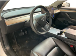 valkoinen Tesla Model 3 2022 kuva 3.