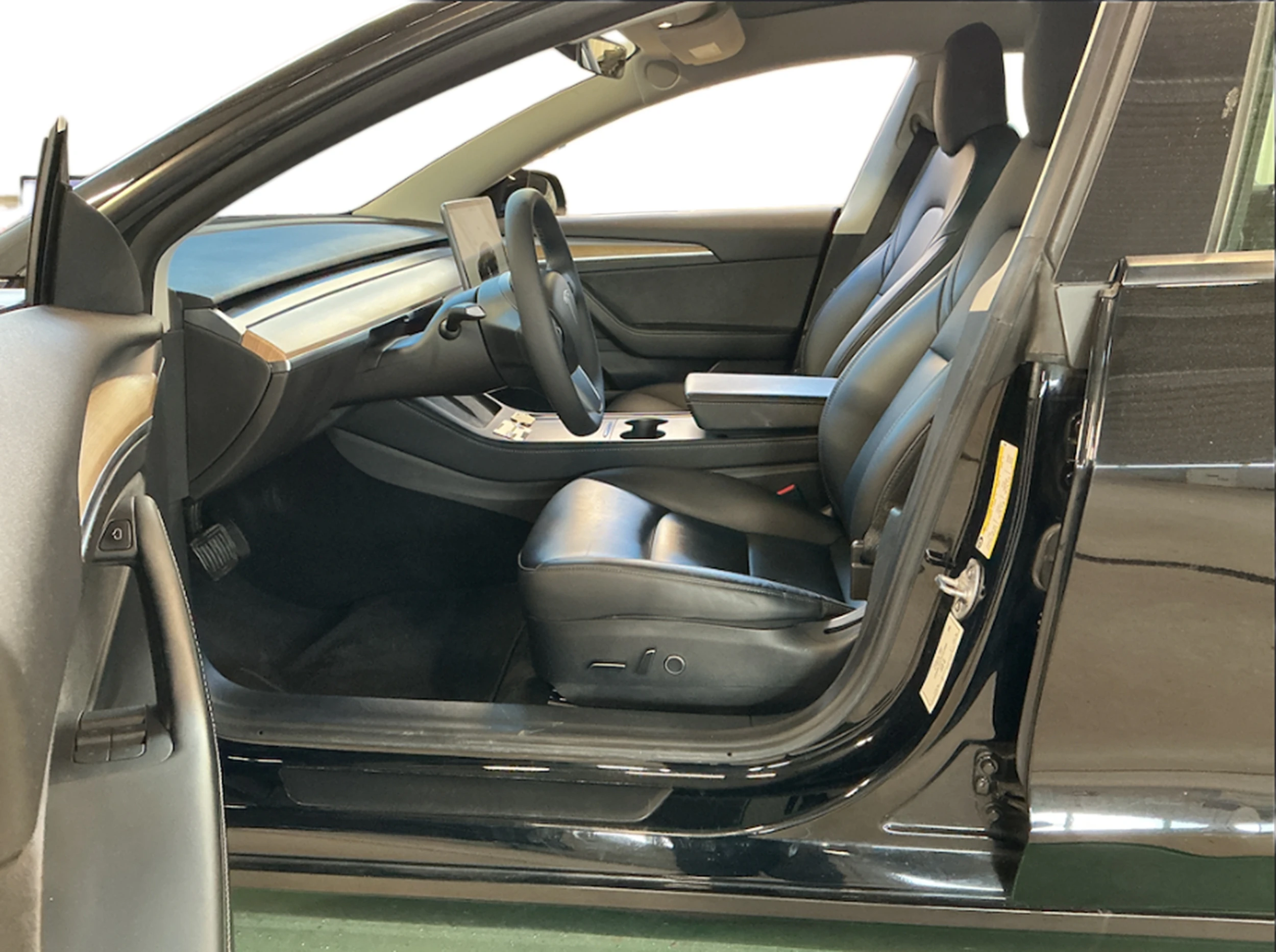musta Tesla Model 3 2022 kuva 4.