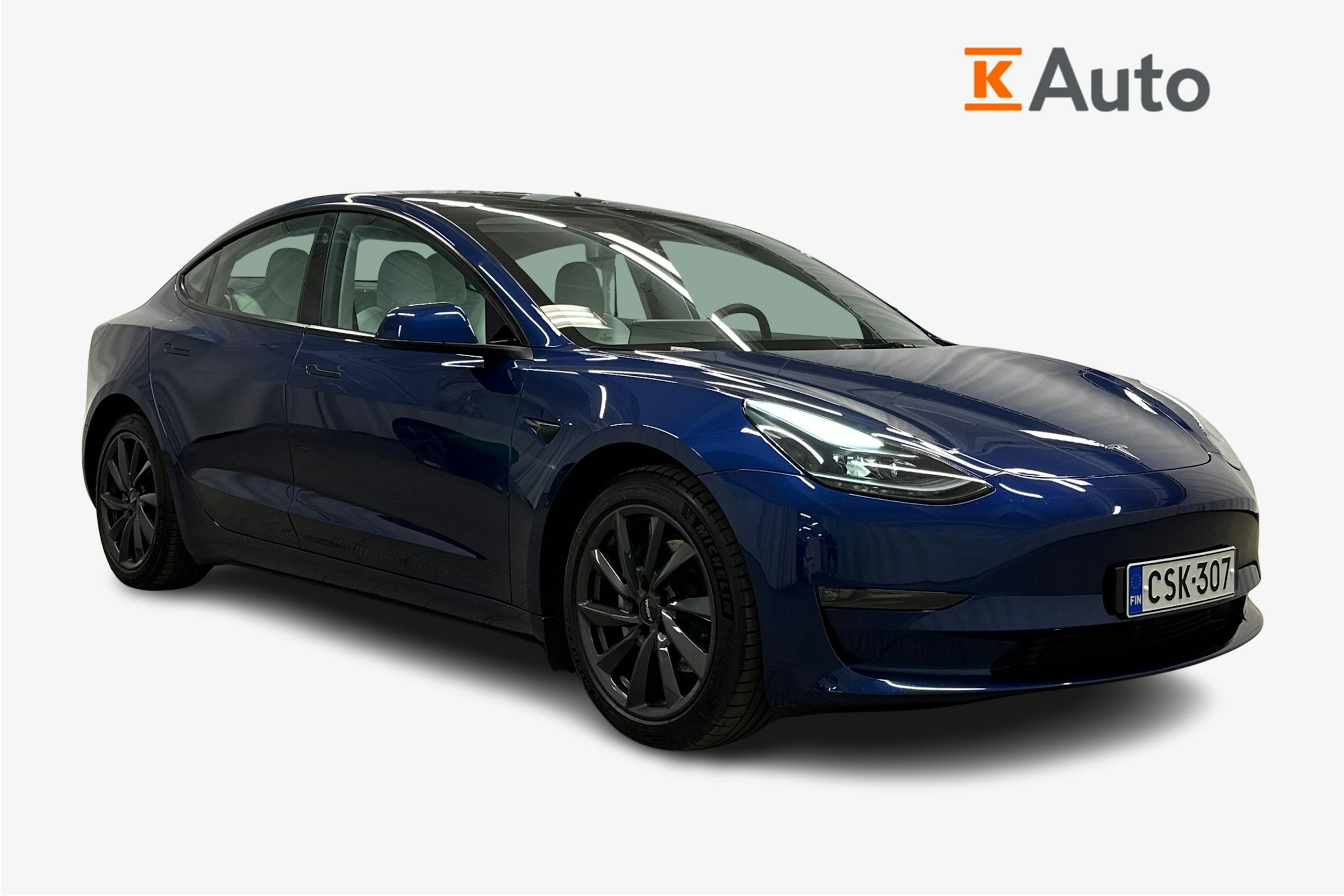 sininen Tesla Model 3 2022 kuva 1.