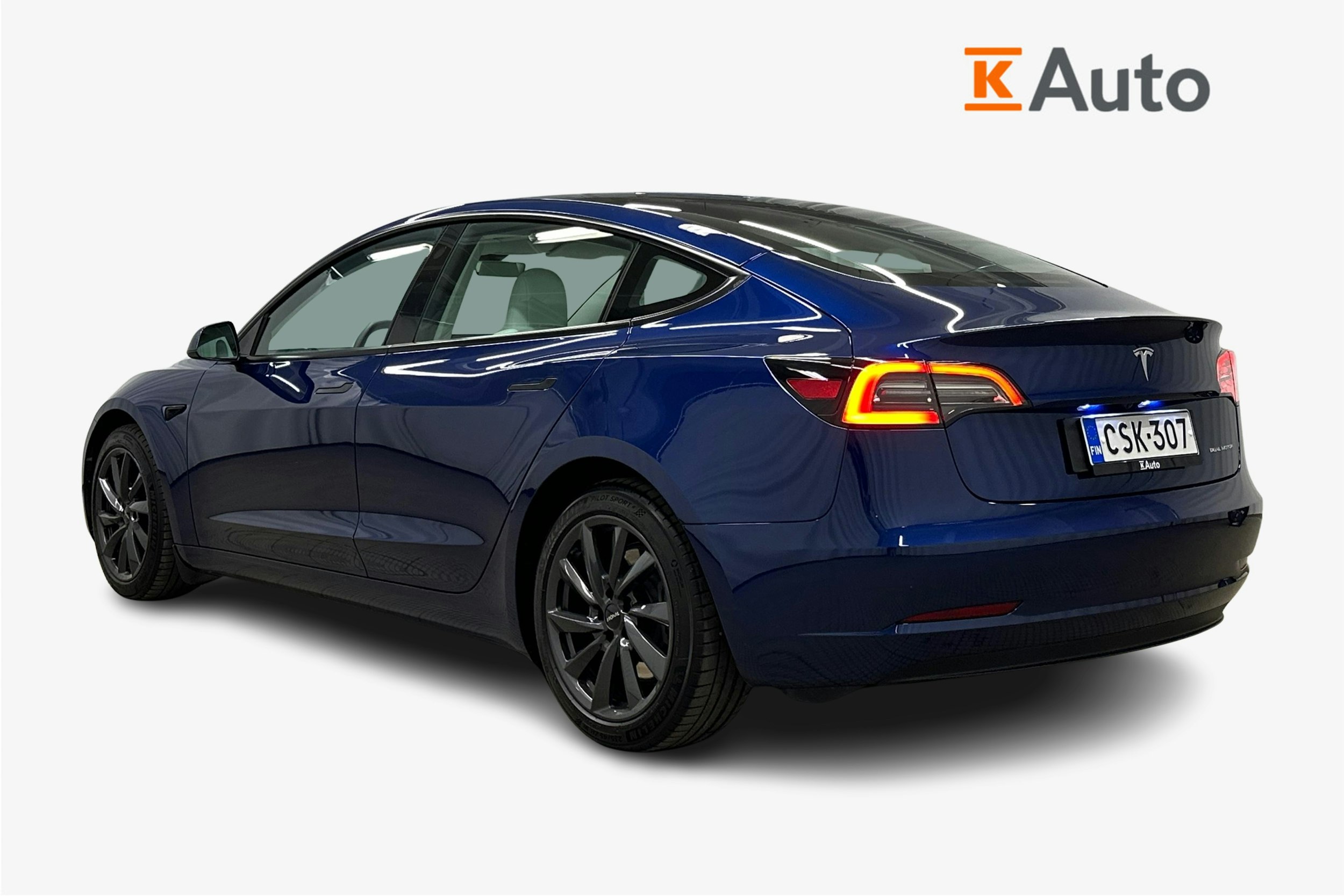 sininen Tesla Model 3 2022 kuva 2.