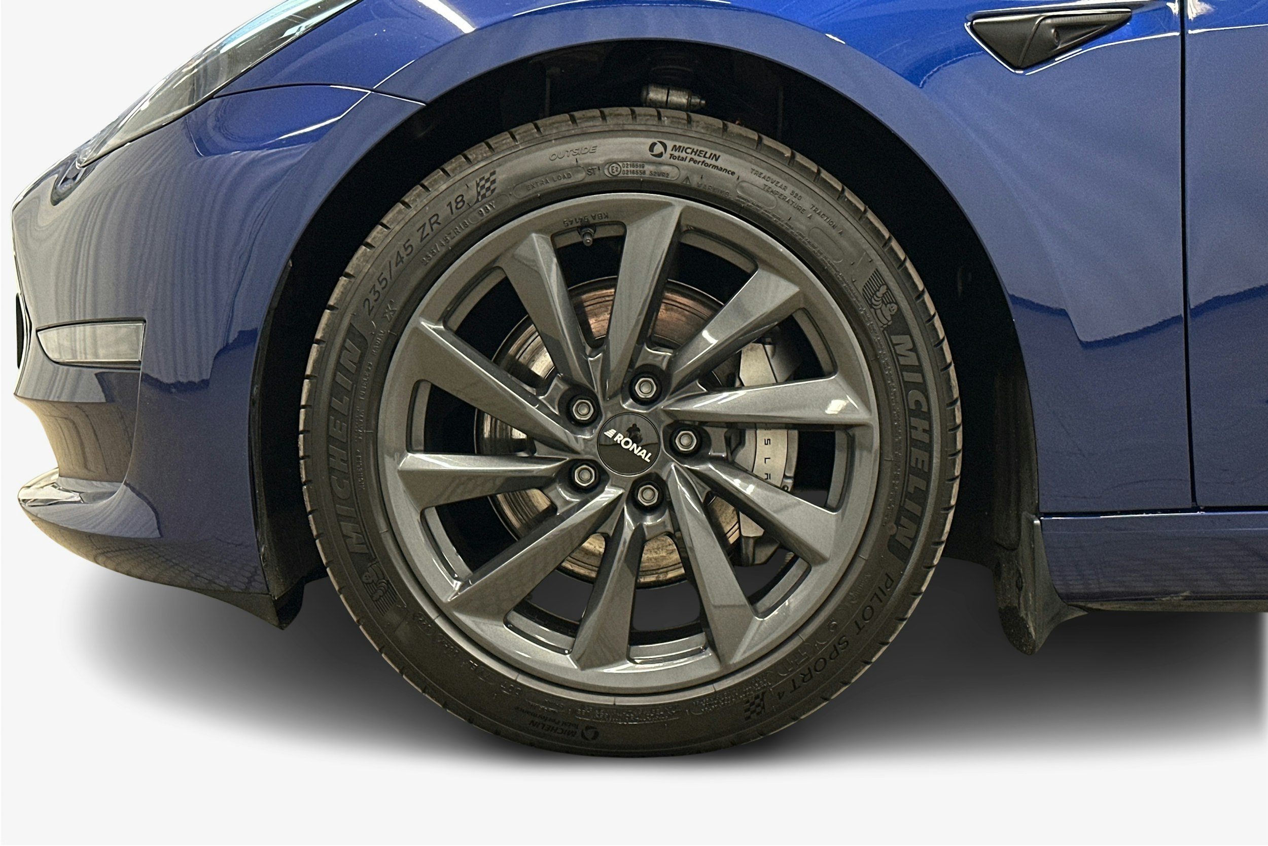 sininen Tesla Model 3 2022 kuva 11.