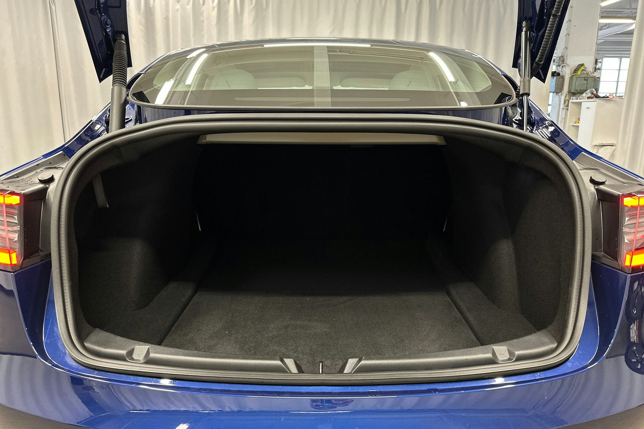 sininen Tesla Model 3 2022 kuva 14.