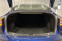sininen Tesla Model 3 2022 kuva 14.