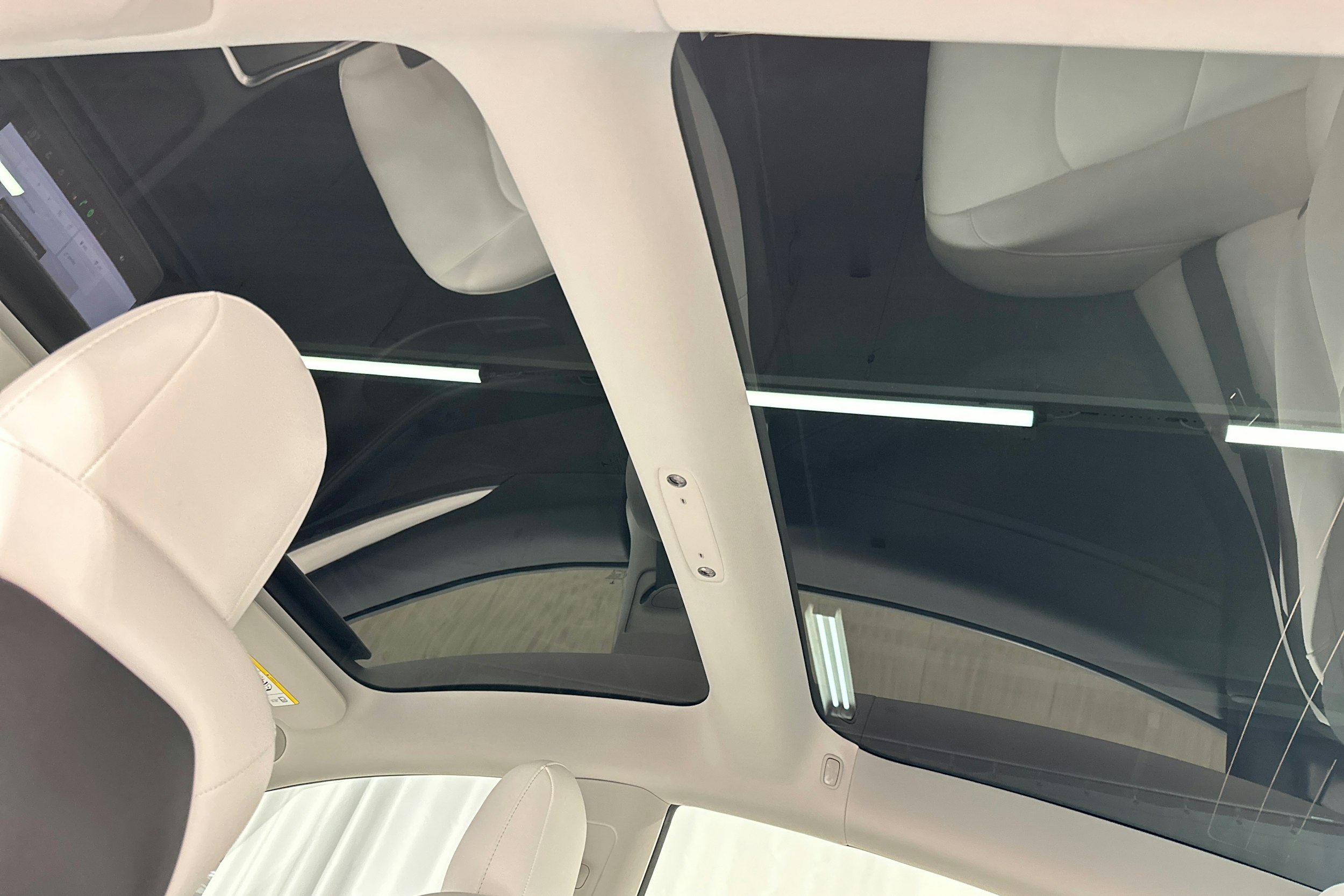 sininen Tesla Model 3 2022 kuva 16.
