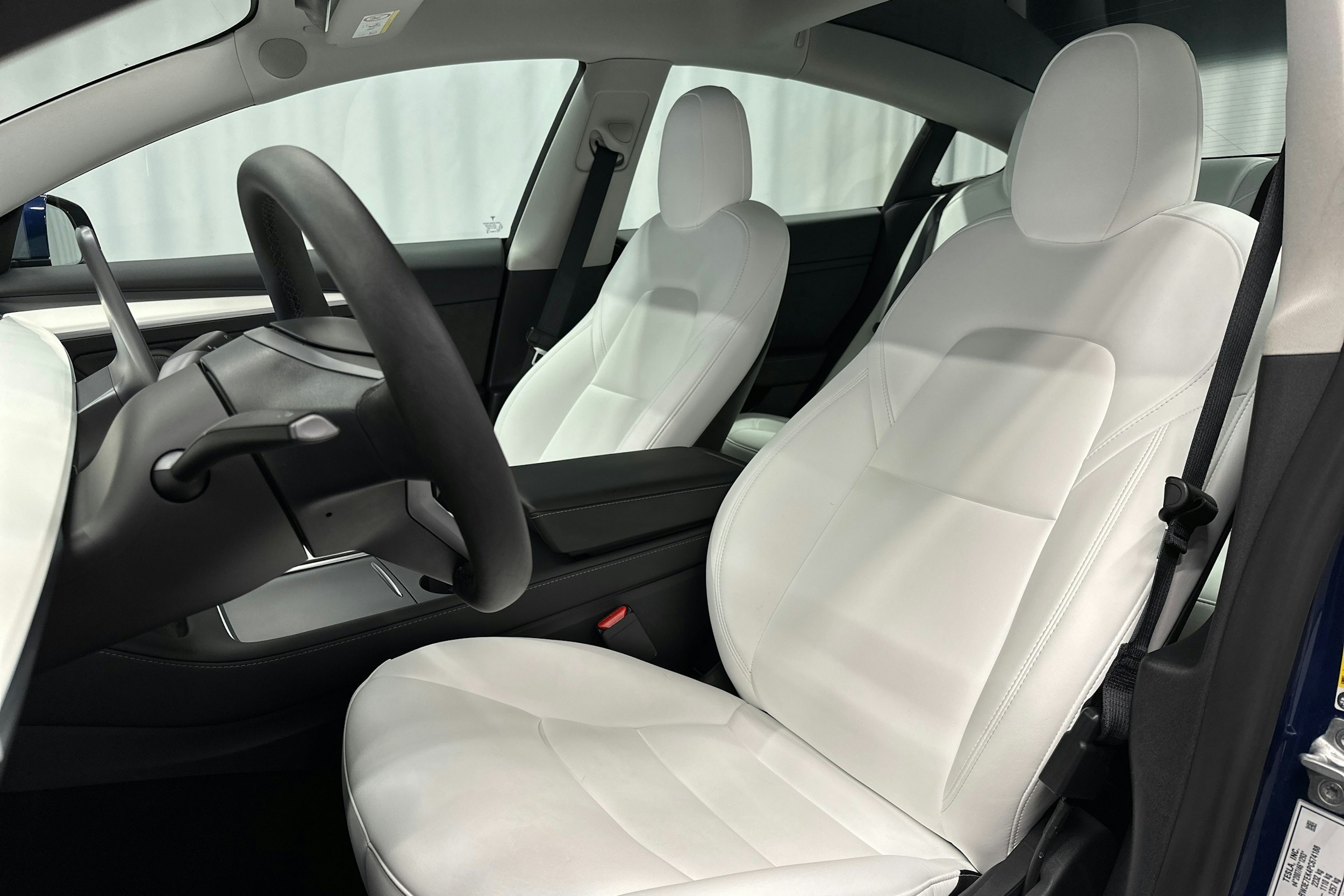 sininen Tesla Model 3 2022 kuva 17.